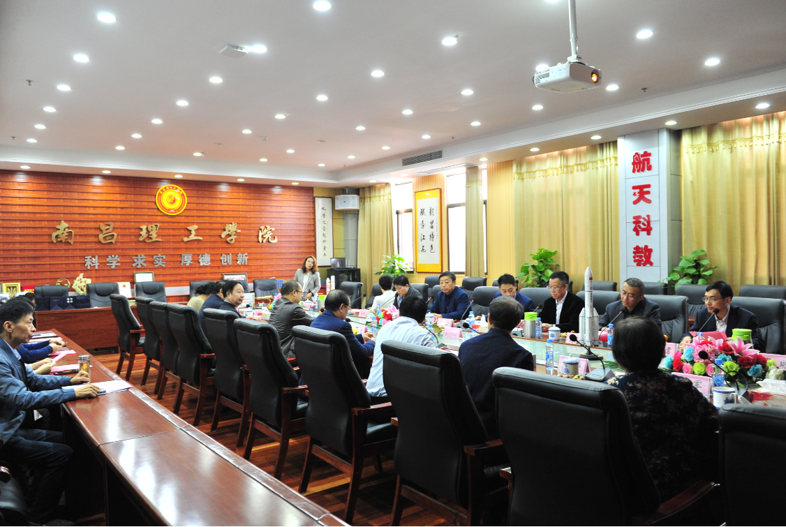怀若渴知欲去求索，载累累硕果归己用 ——集团董事局主席袁汉源带队考察优秀兄弟院校