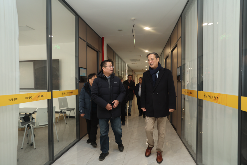 陕文投原董事长王勇等领导嘉宾一行考察西安明德理工学院，并出席瀛湖采风总结会