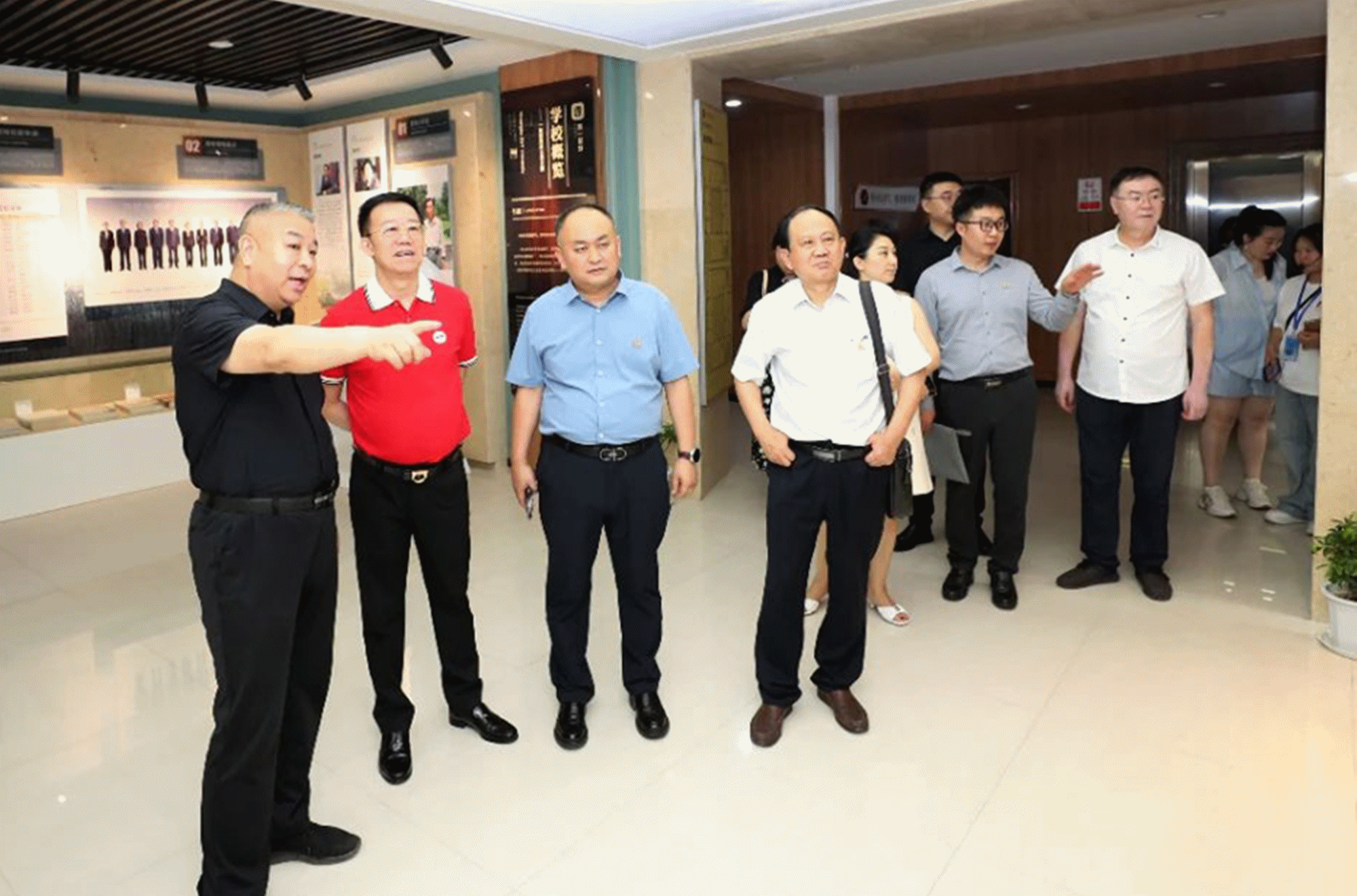 与中国民办高校先行者同行 共赴教育高质量发展新未来——集团董事局主席、总裁袁汉源先生率团赴黄河科技学院考察交流